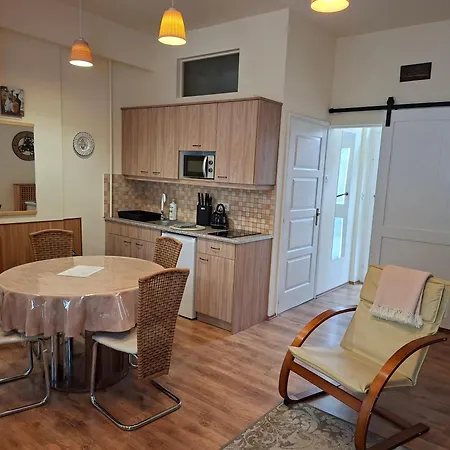 Céhmesterek Apartamento *